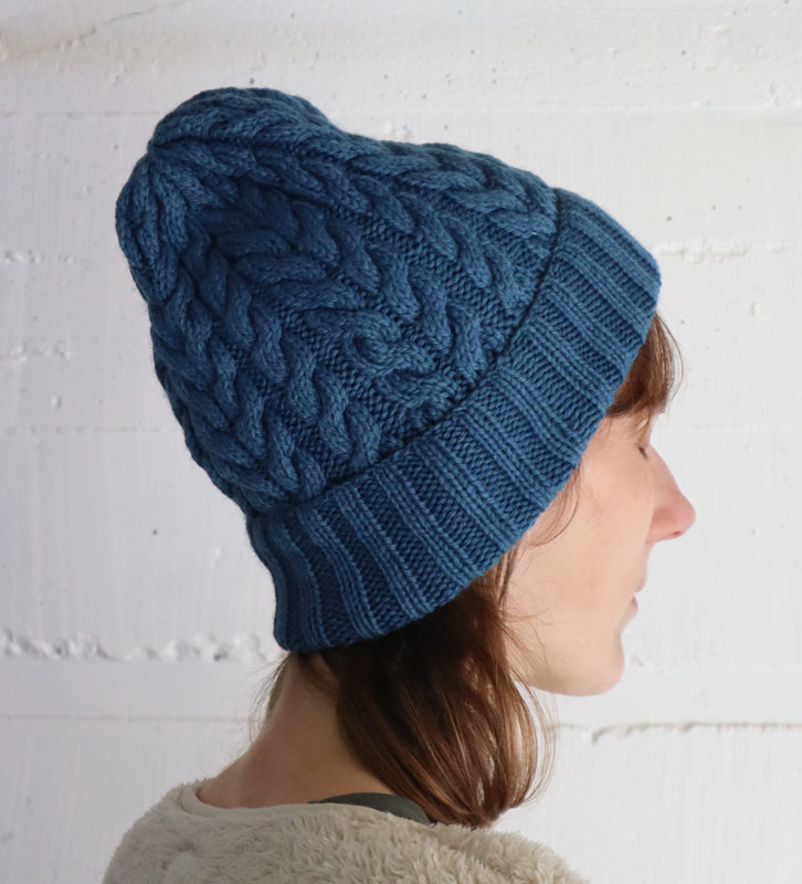 藍染のケーブル編みニット帽子 – AiAii