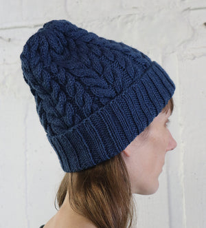 藍染のケーブル編みニット帽子 紺色