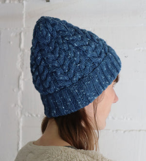 藍染のケーブル編みニット帽子 ドット模様