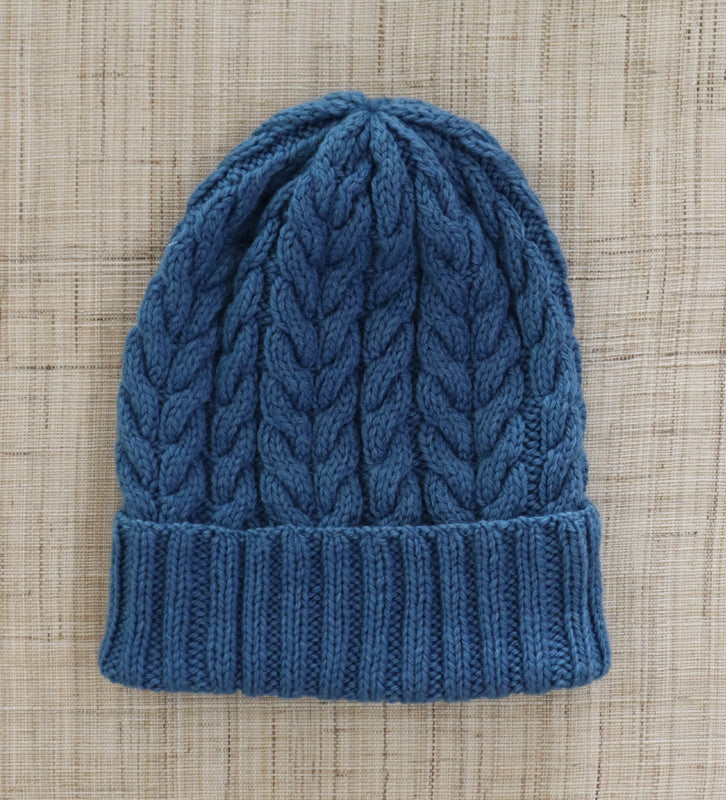 藍染のケーブル編みニット帽子　