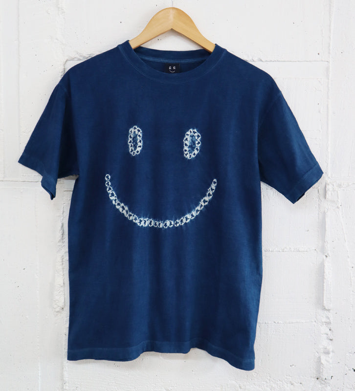 スマイル絞り 藍染めオーガニックコットンTシャツ 大人用 – AiAii